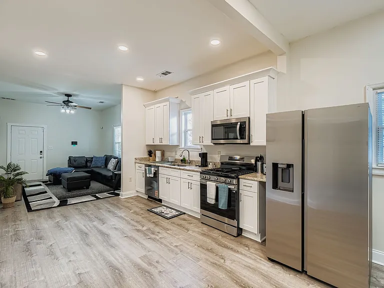 62 Weyman Ave SW — Photo 3