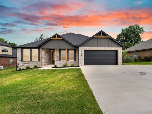 2702 Cortney Cir, Siloam Springs, AR 72761