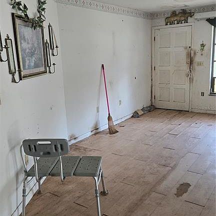 3rd image of 220 MOUNT PLEASANT ROAD