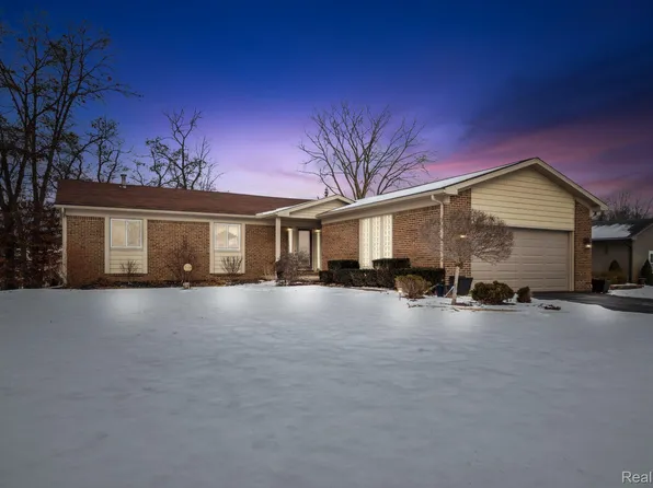 1515 Spruce Dr, Commerce Township, MI 48390