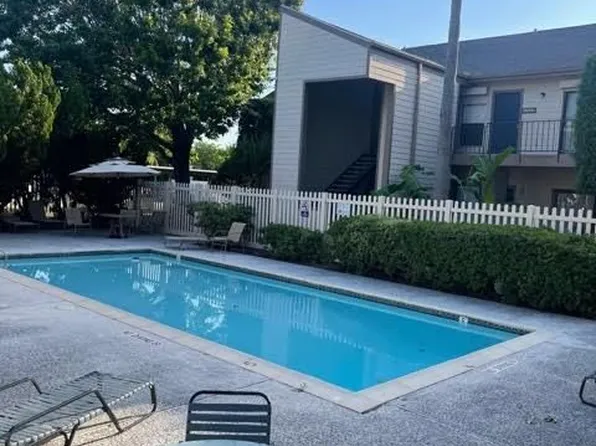 7041 N Holiday Dr, Galveston, TX 77550