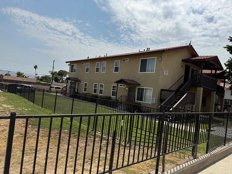 2255 E Sunrise Ln #B — Photo 3