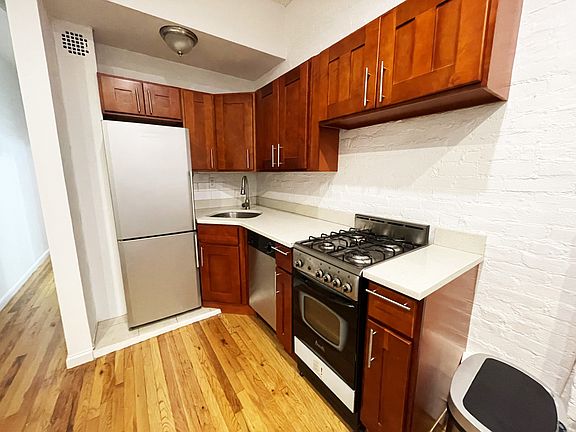 5th image of 150 E 83rd St APT 5D