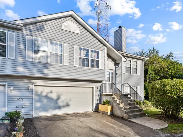 1002 Castleshire Dr, Woodstock, IL 60098