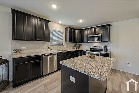 1109 Ainsley Ln — Photo 6