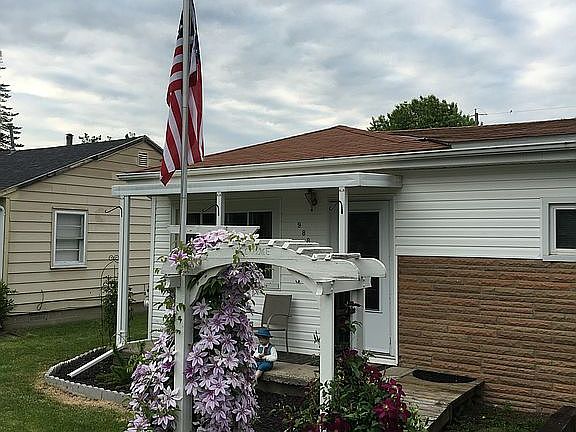 3rd image of 988 Idlewilde Ave