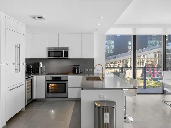 68 SE 6th St APT 1702, Miami, FL 33131