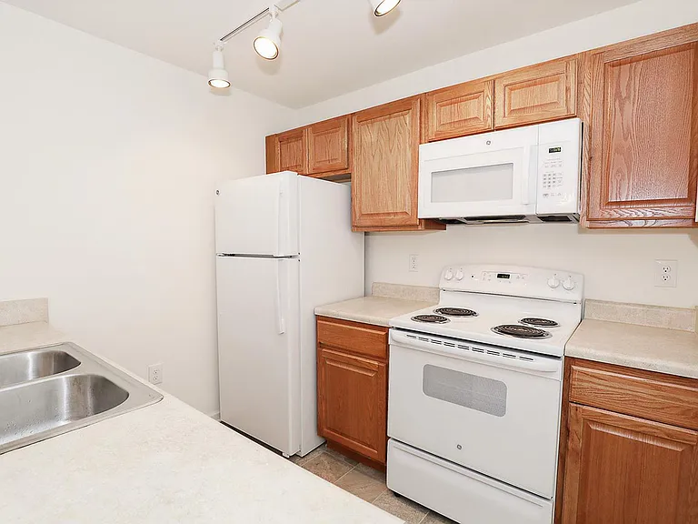 2201 Spring Garden St — Photo 9