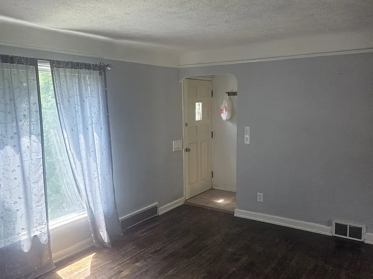 11412 Woodview Blvd — Photo 4