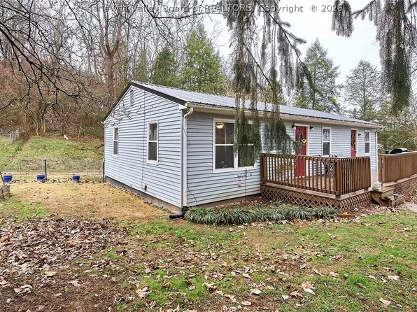 104 Woodland Dr, Nitro, WV 25143