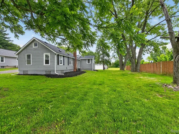 2931 Grant Rd, Rochester Hills, MI 48309