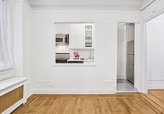 3rd image of 142 E 49th St APT 5D