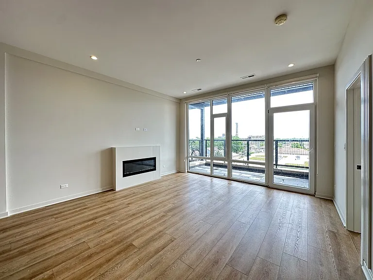 3207 N Narragansett Ave #604 — Photo 9