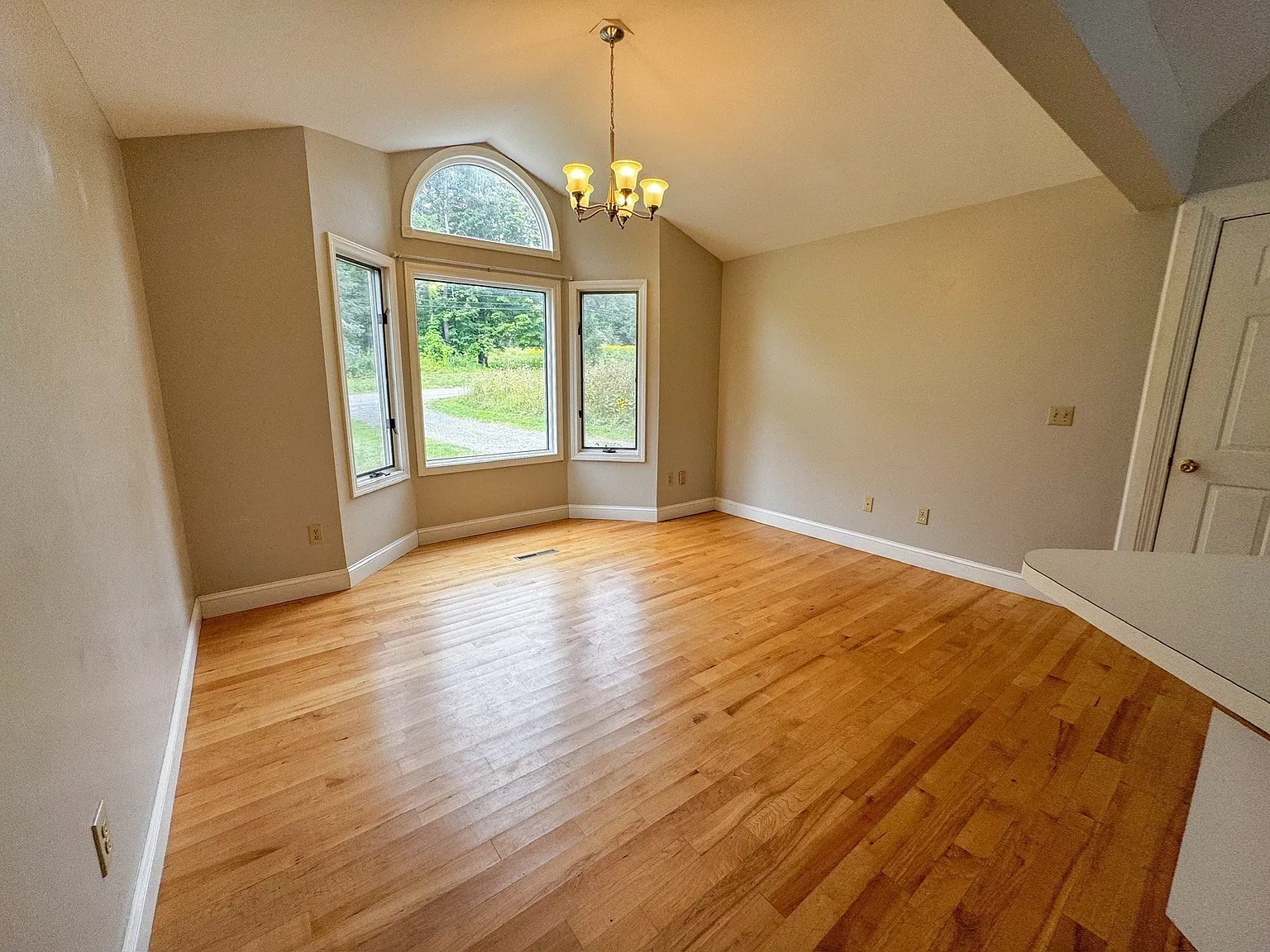 4 bed, 3.5 bath, 3776 sqft, $3,460 — Photo 4