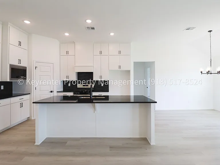 2908 S Redwood Ave — Photo 5
