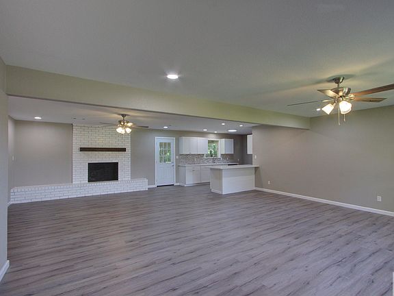 4th image of 3923 Galleria Oaks Dr