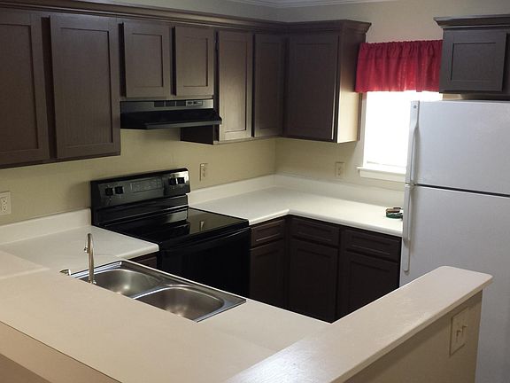3rd image of 1062 Latham Ct #202B