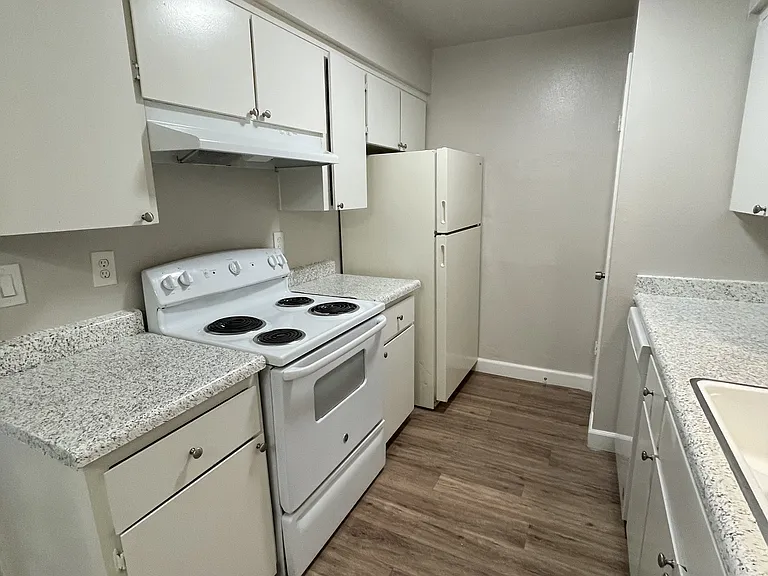 Evergreen apartments — Photo 8