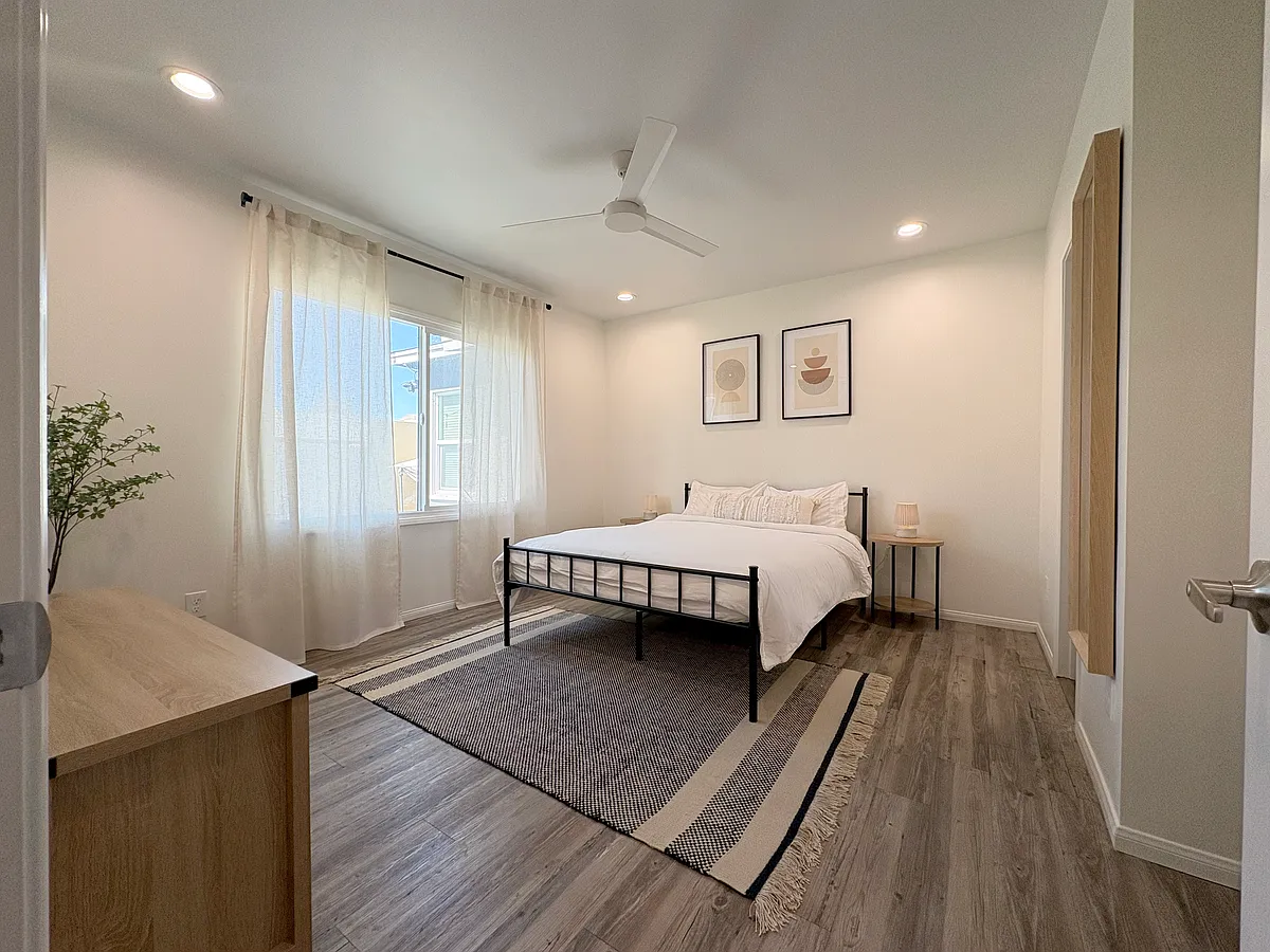 Building Photo - 813 W Beach Ave #1/2