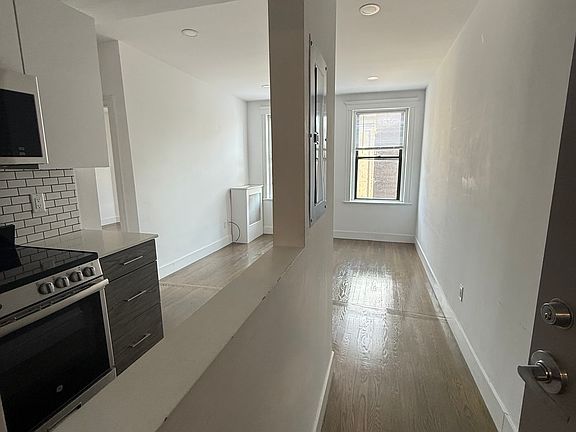 3rd image of 12 Peterborough St #20