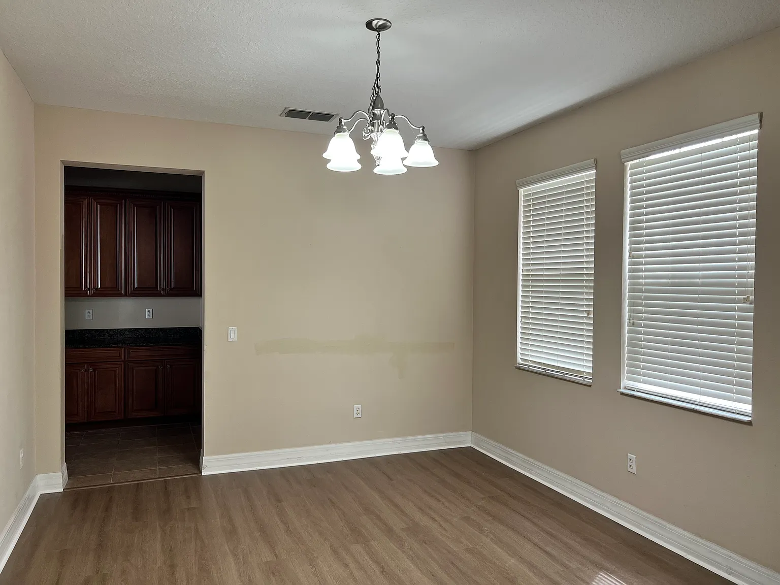 4 bed, 2.5 bath, 3749 sqft, $3,300 — Photo 2