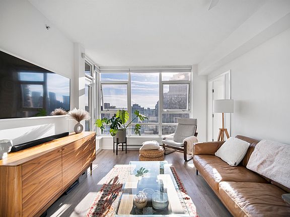 4th image of 939 Expo Blvd #2611