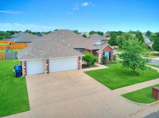 9809 SW 33rd St, Yukon, OK 73099