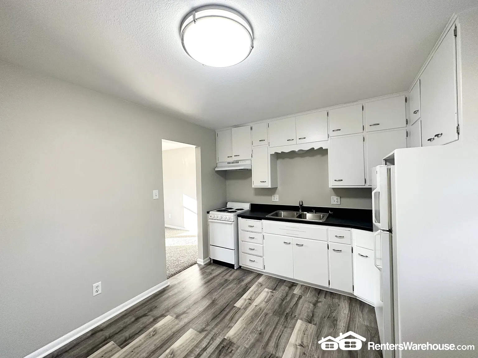 2 Bedroom Duplex with Garage! — Photo 3