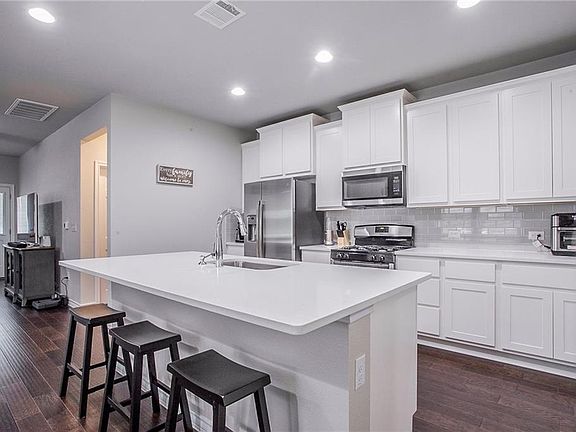 5th image of 7521 Saginaw Dr