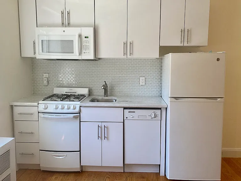 360 E 50th St #3G — Photo 2