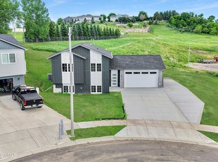 501 Lena Ct SE, Mandan, ND 58554