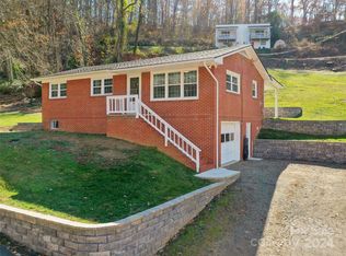 22 Yarborough St, Waynesville, NC 28786