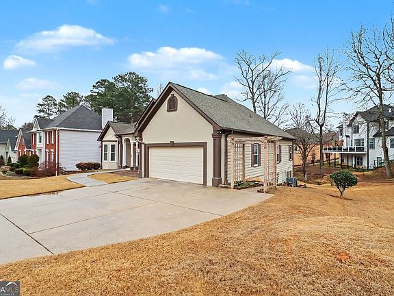 3rd image of 3124 Sherwood Oaks Ln