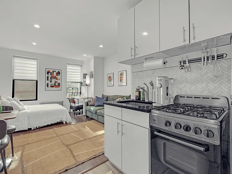 534 E 14th St #15 — Photo 6