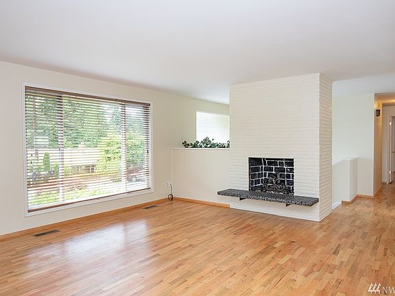 5th image of 5407 189th St SW
