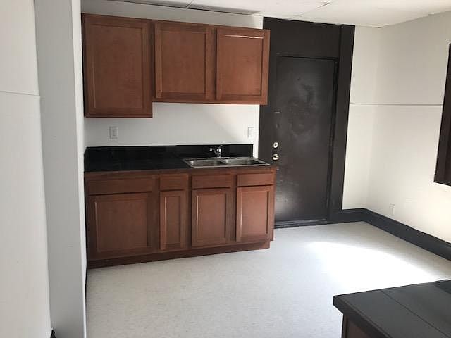 1st image of 610 E 4th Ave