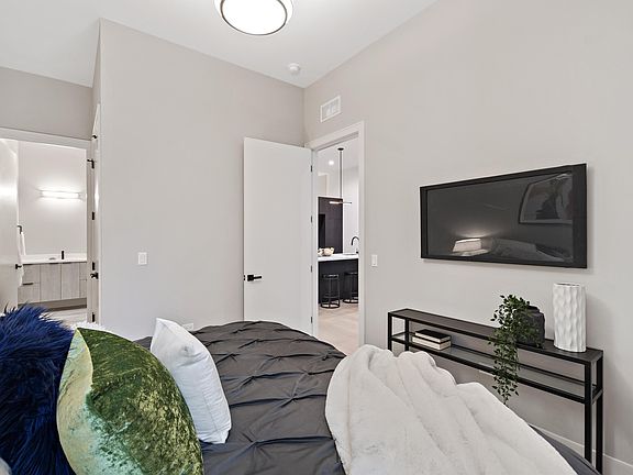 3rd image of 318 W Grand Ave #11136371