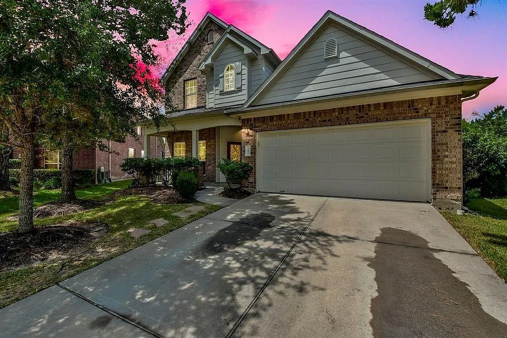 4 bed, 2.5 bath, 2343 sqft, $2,595 — Photo 2