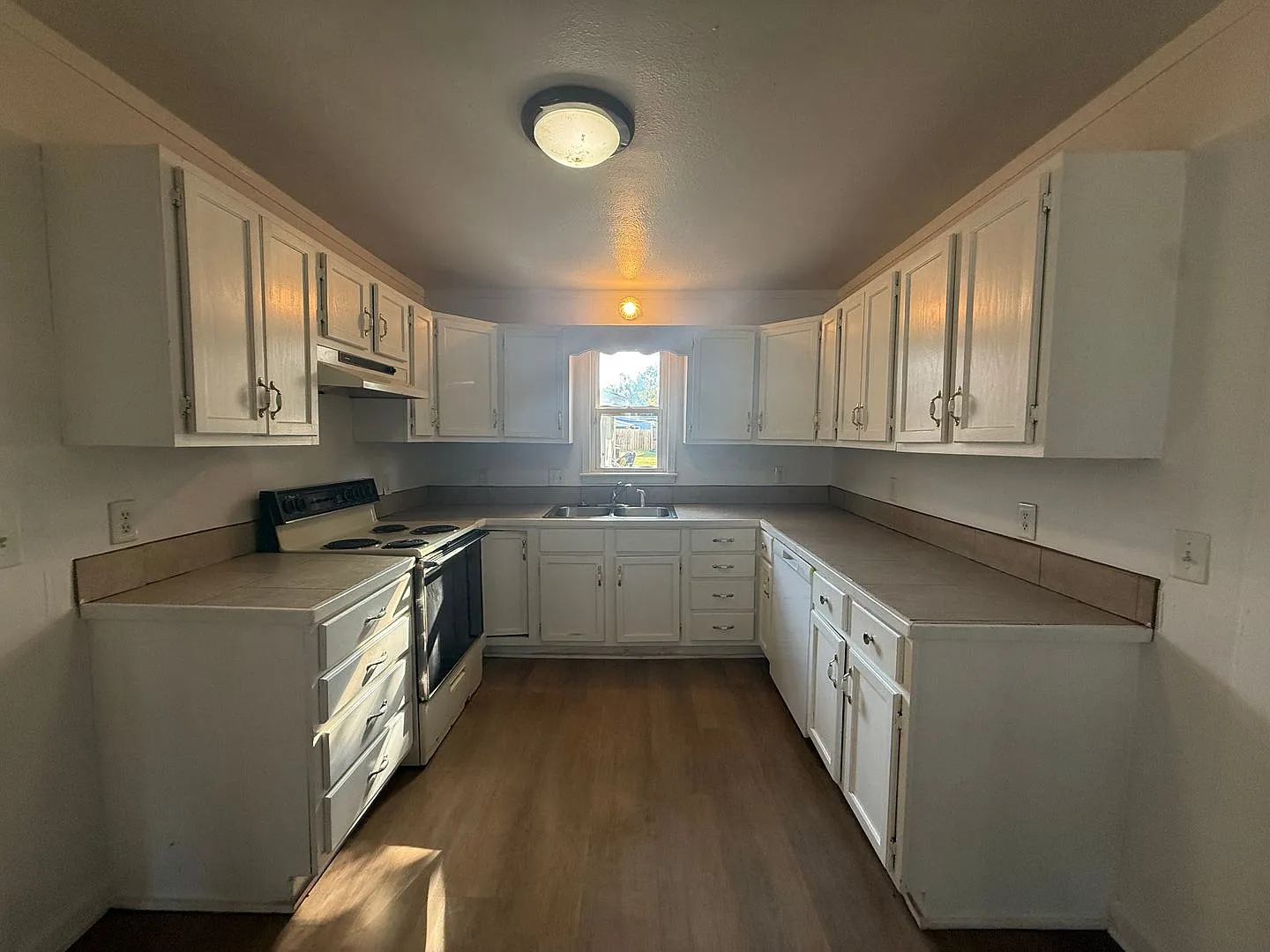3 bedroom 1 bath home available now — Photo 3