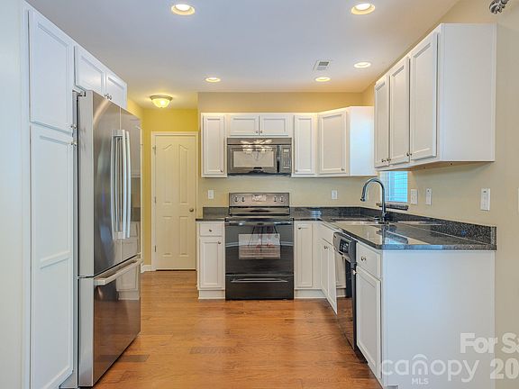5th image of 19 Barnett Shoals Dr
