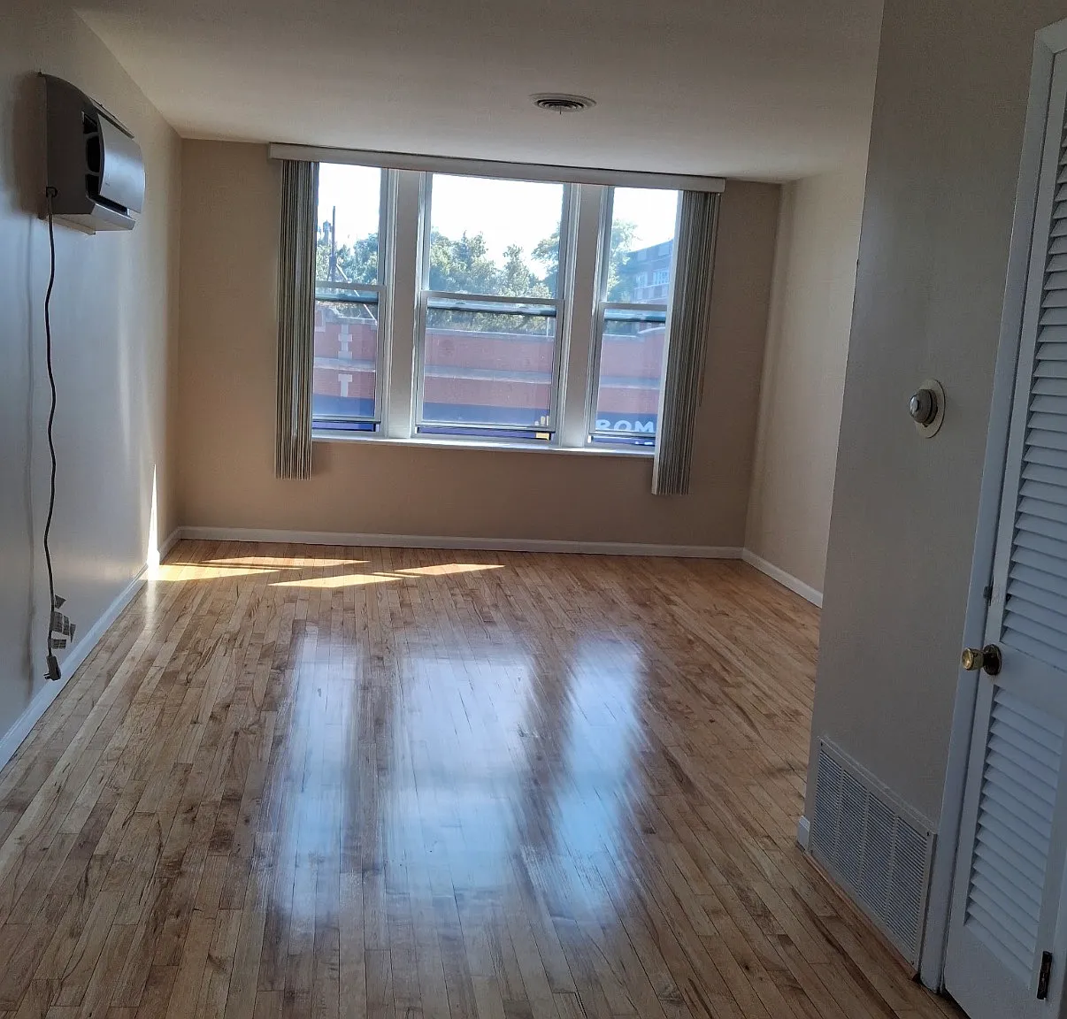 2 bed, 1000 sqft, $2,400 — Photo 3