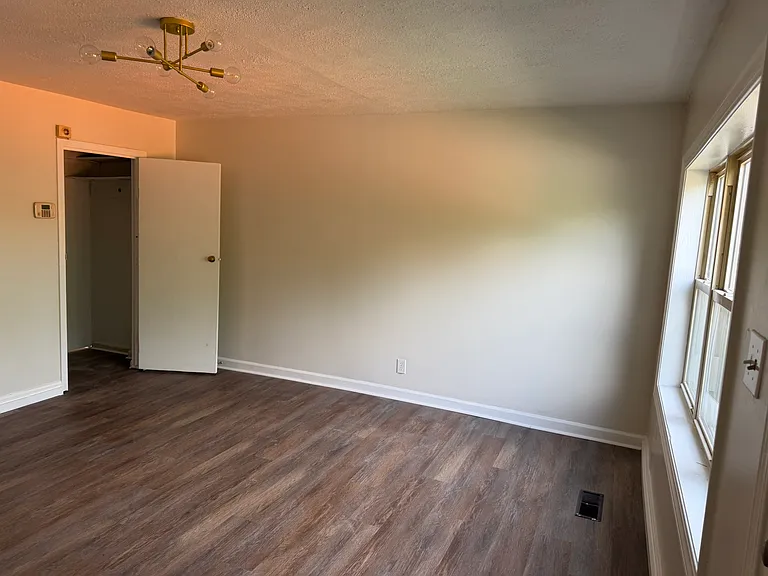 111 S Charlton St — Photo 3