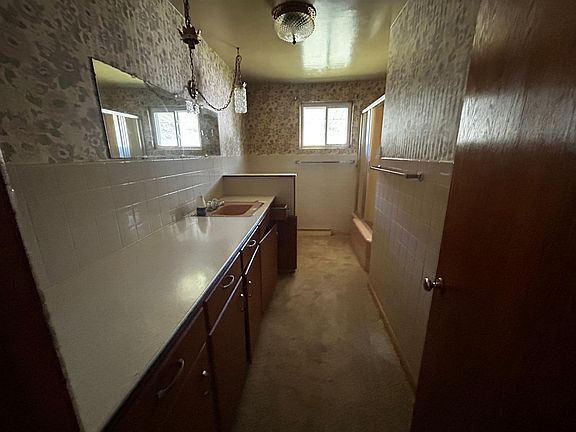 4th image of 202 W Main St