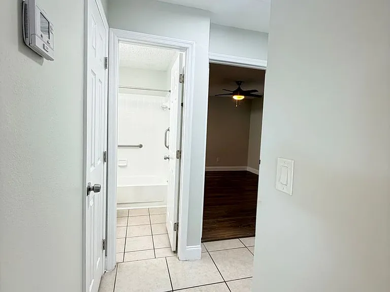 Lakeside Cove Apartments — Photo 11