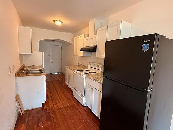 3rd image of 323 E Avenue C St
