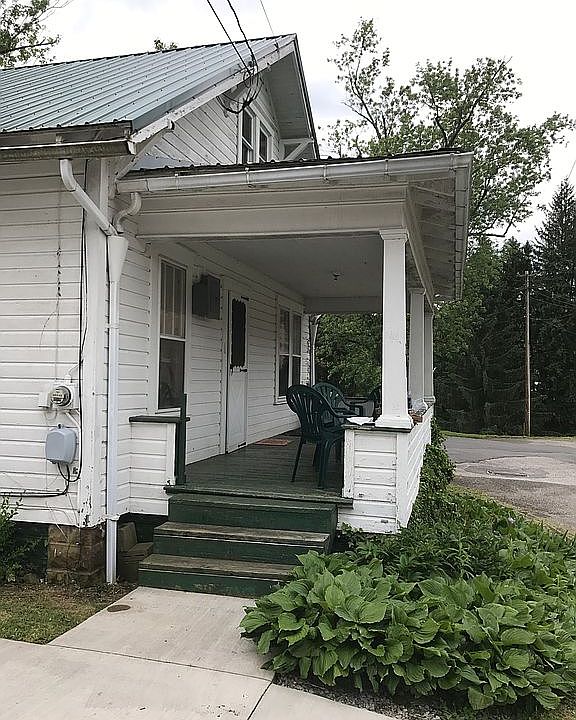 1st image of 208 Locust Ct