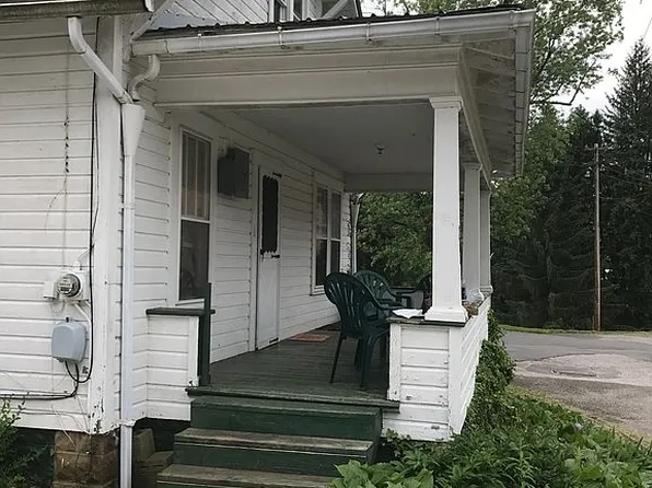 208 Locust Ct, Glenville, WV 26351