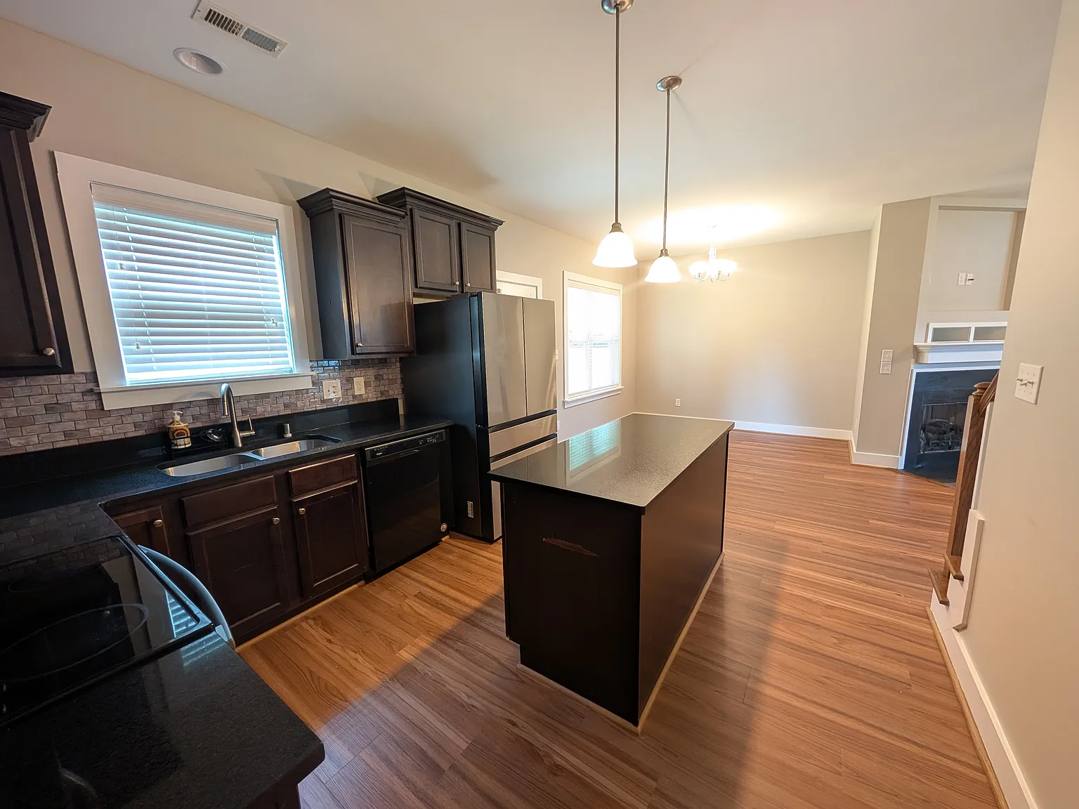 5 bed, 1883 sqft, $2,295 — Photo 3