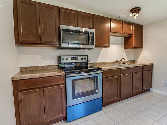 5th image of 805 Oak Park Dr