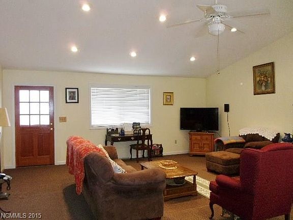 3rd image of 160 Oak Ln